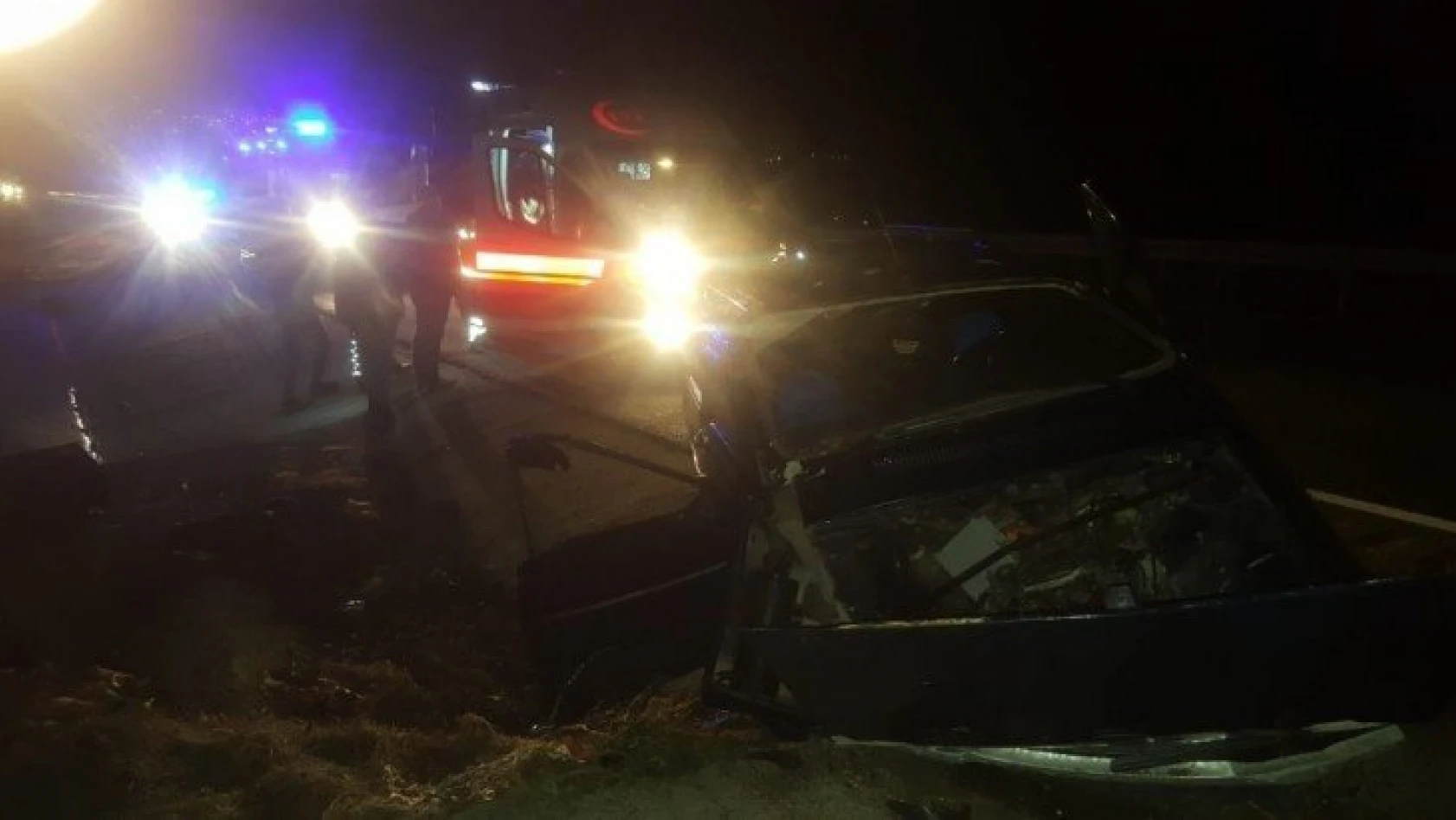 Tosya'da otomobil menfeze çarptı: 3 yaralı