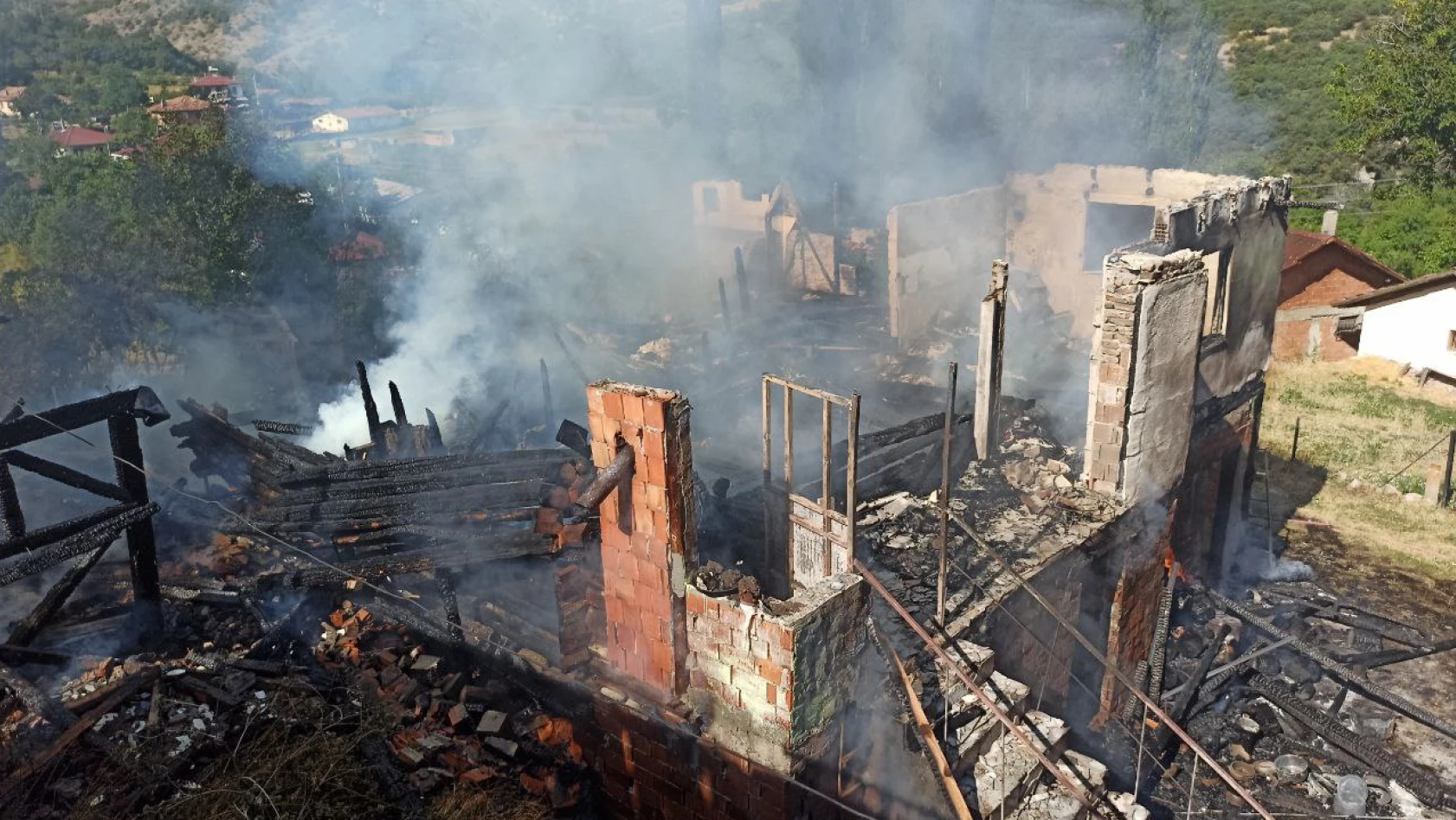 Tosya'da yangın! 2 ev kül oldu, 1 evde zarar oluştu