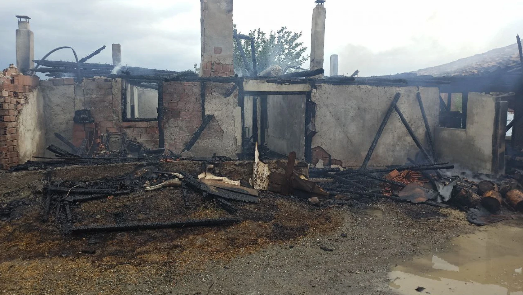 Tosya'da yangın! 2 katlı ahşap ev, samanlık yandı