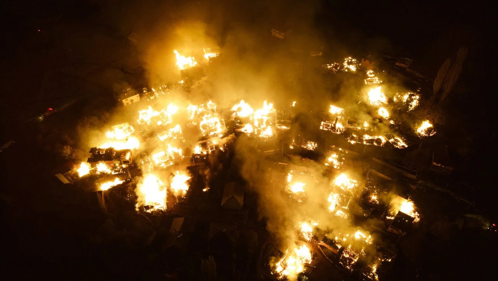Tosya'da yangın faciası! 43 köy evi yandı