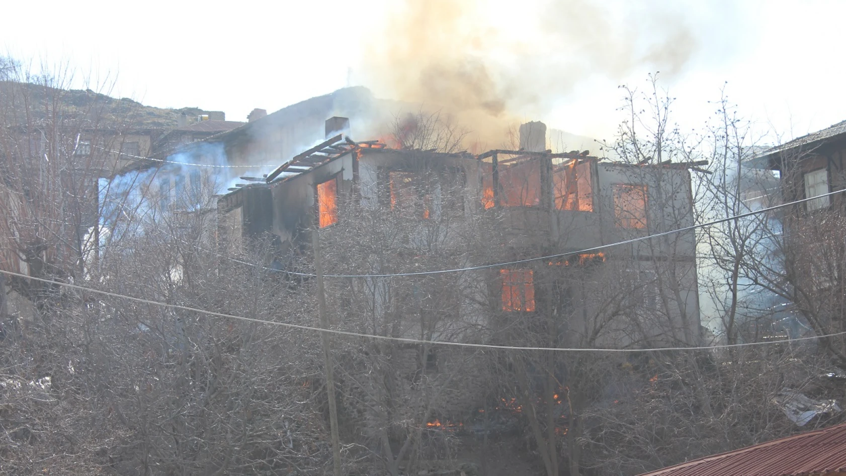 Tosya'da yangın! İki katlı ahşap ev zarar gördü