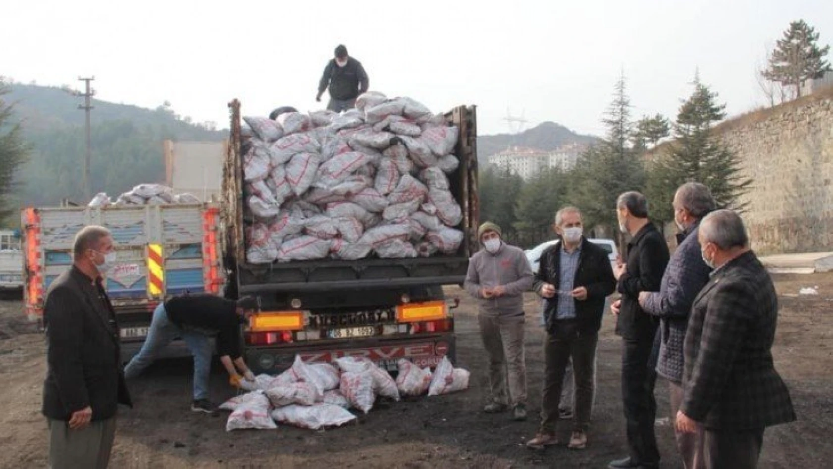 Tosya'da ihtiyaç sahipleri için kömür yardımına başlandı