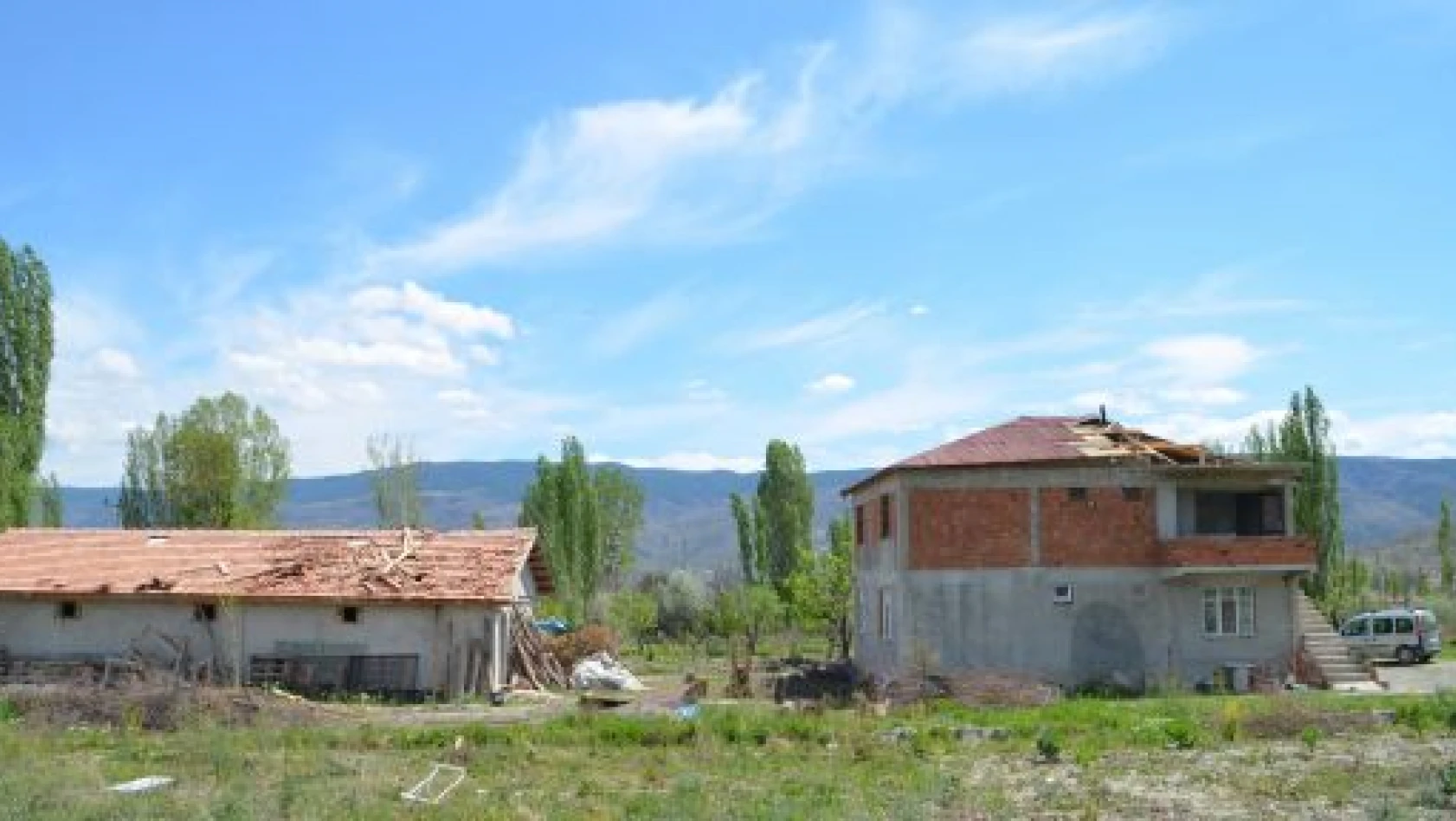 Tosya'da Hortum Evin Çatısını Uçurdu
