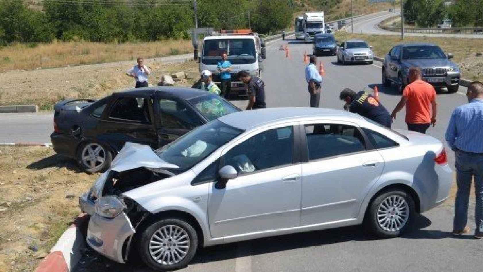 Tosya'da İki Otomobil Çarpıştı: 3 Yaralı
