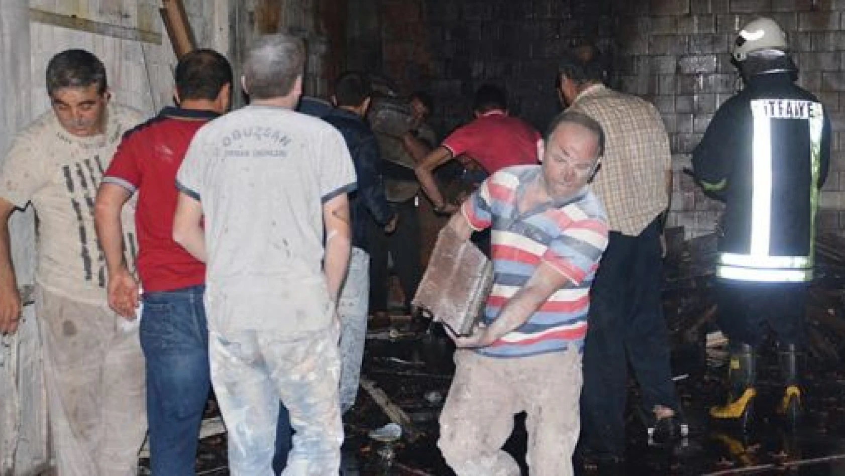 Tosya'da Marangoz Dükkanında Yangın: 2 Yaralı