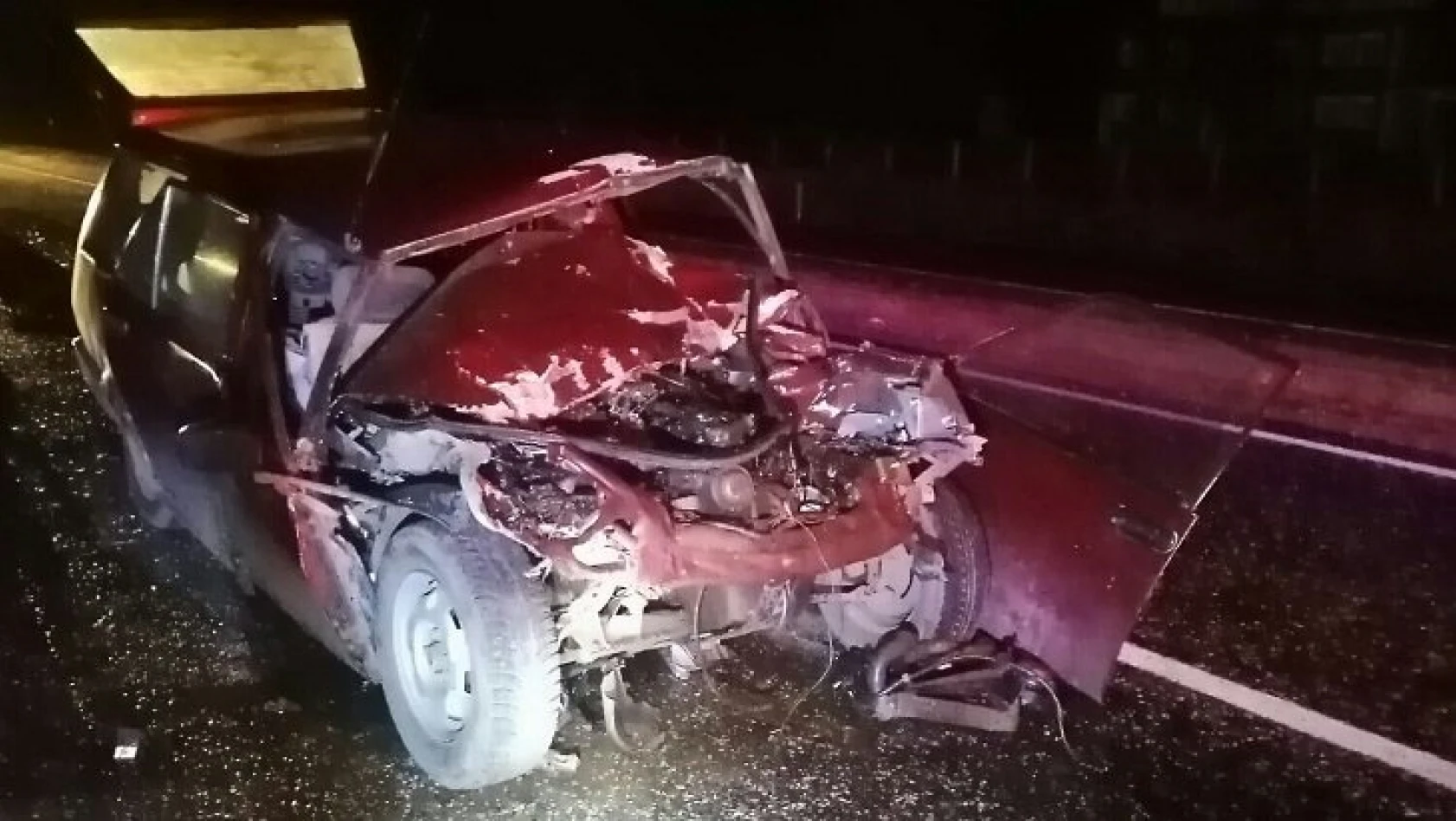 Traktörle çarpışan otomobilin sürücüsü öldü