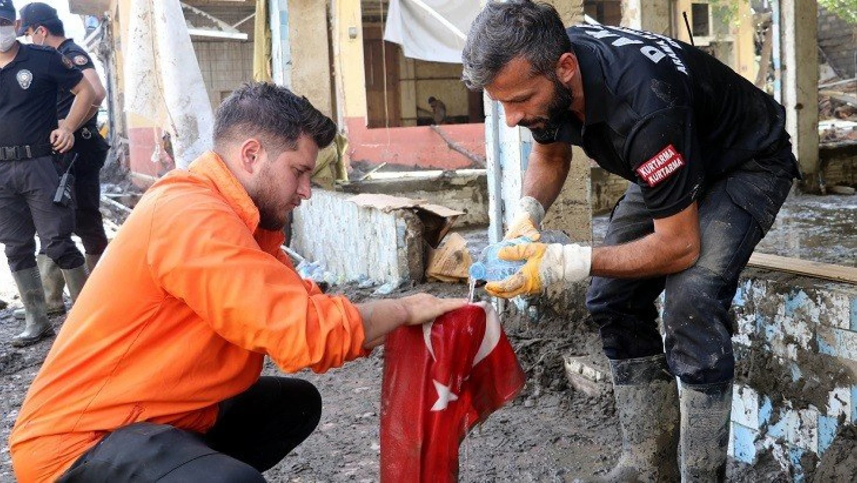 Türk bayrağını yıkayıp öperek yeniden astılar