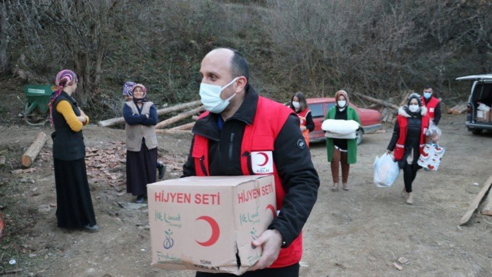 Türk Kızılay'dan 10 evin yandığı köye yardımlar sürüyor