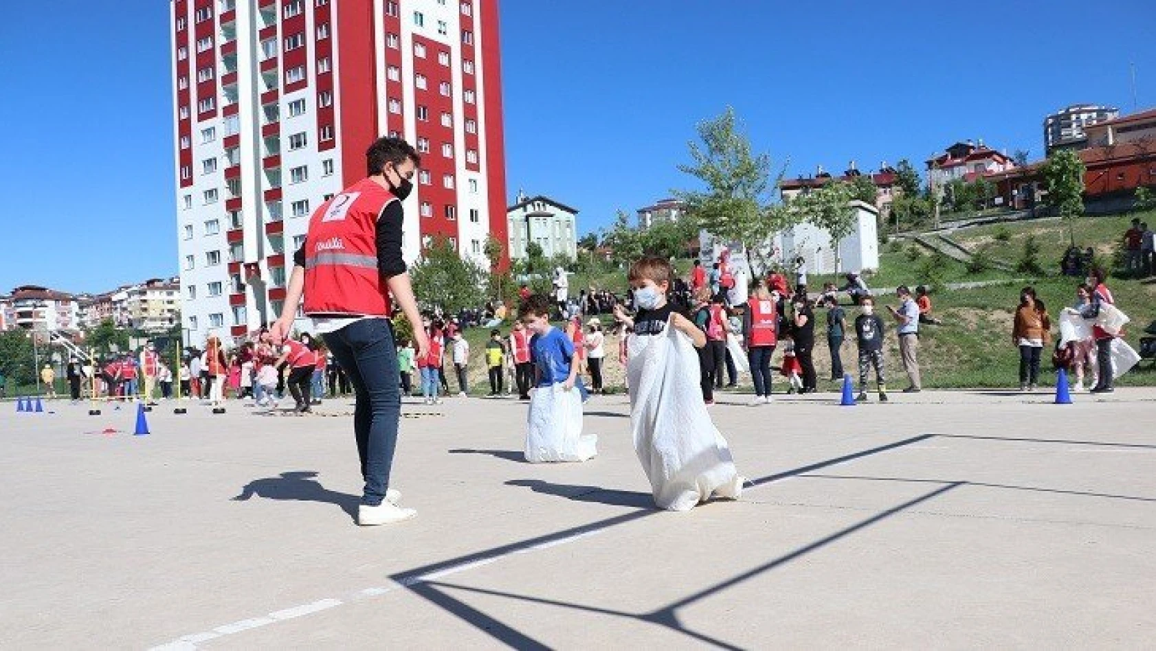 Türk Kızılay ekipleri çocukları şenlendirdi