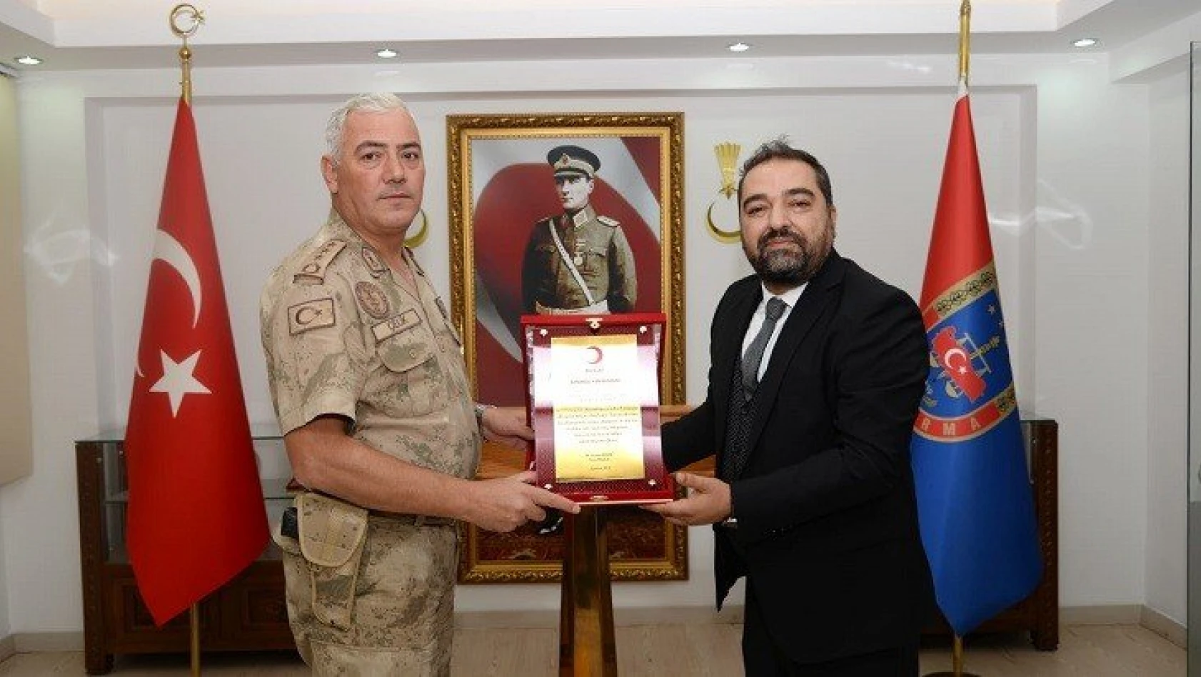 Türk Kızılaydan Jandarmaya madalya