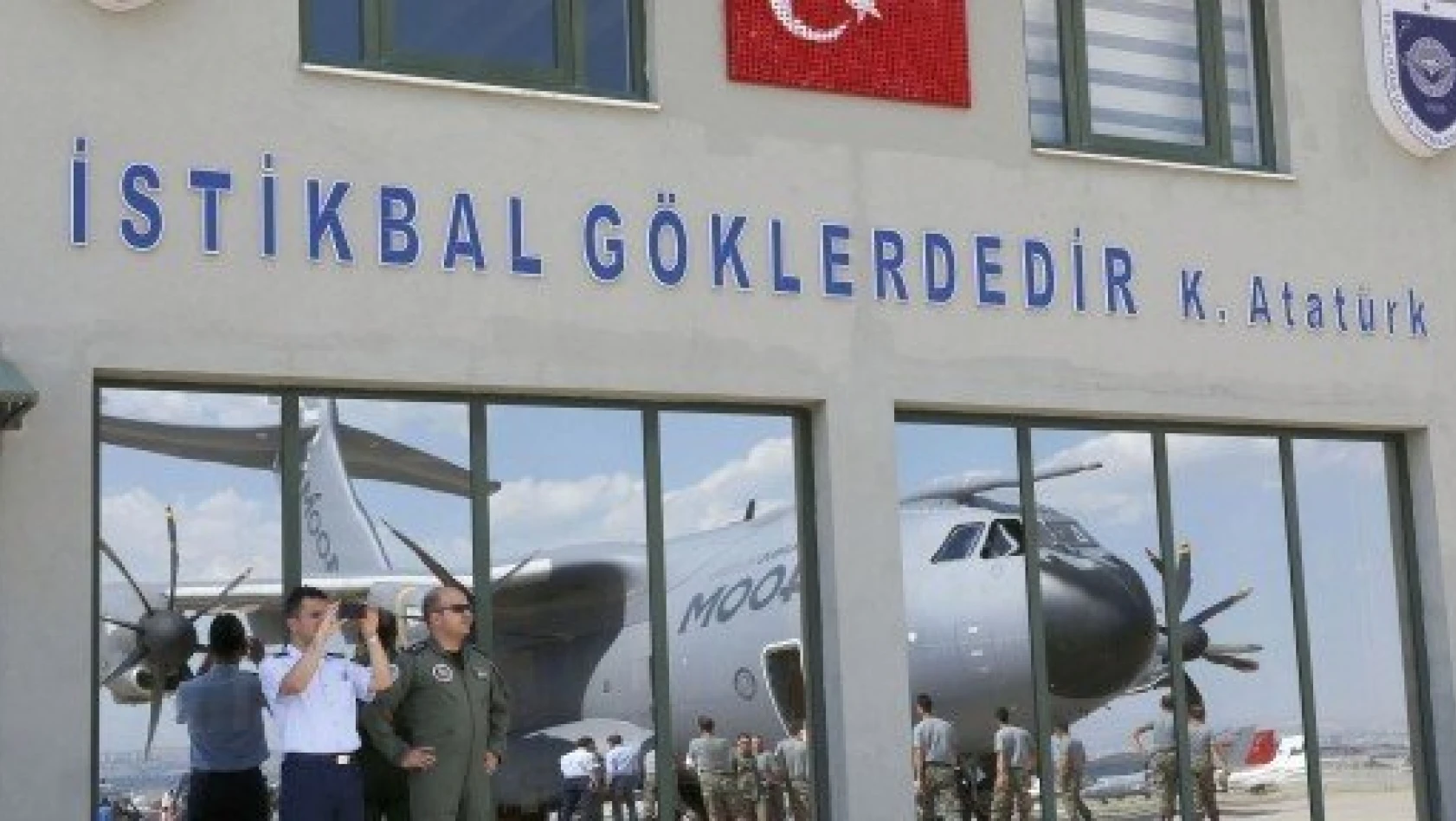 Türk subaylar A400M nakliye uçağını test etti