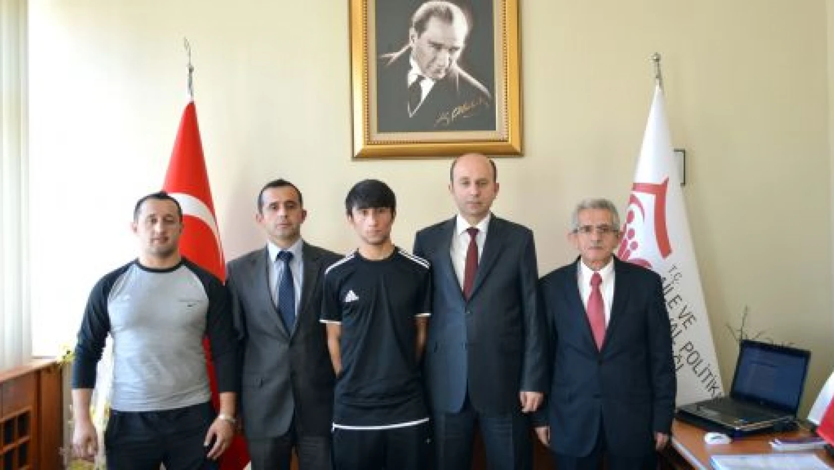 Türkiye Şampiyonu Erdi Derin, Kahraman'ı ziyaret etti