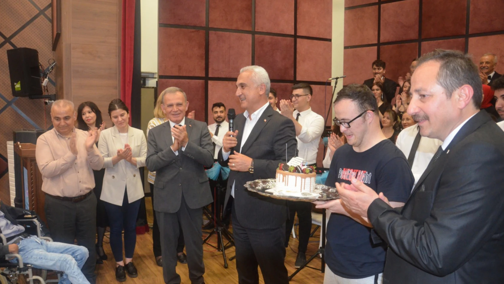 Vali Çakır'a doğum günü sürprizi