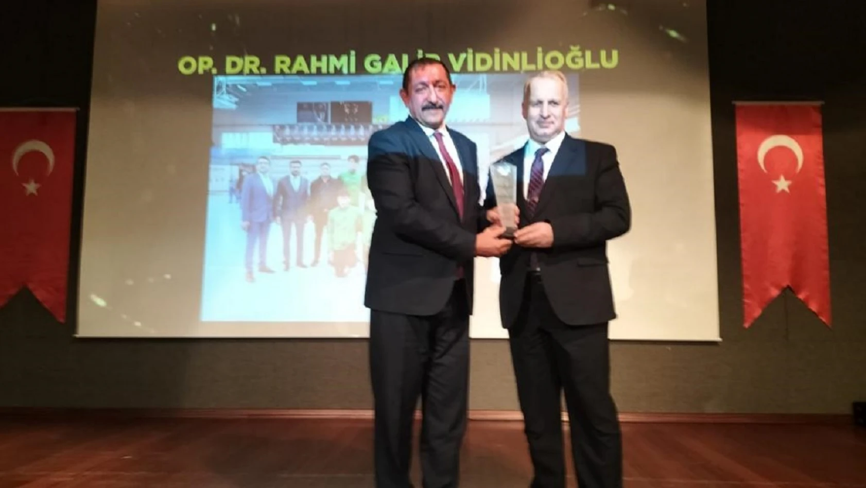 Vidinlioğlu'na 'Yılın İl Belediye Başkanı' ödülü