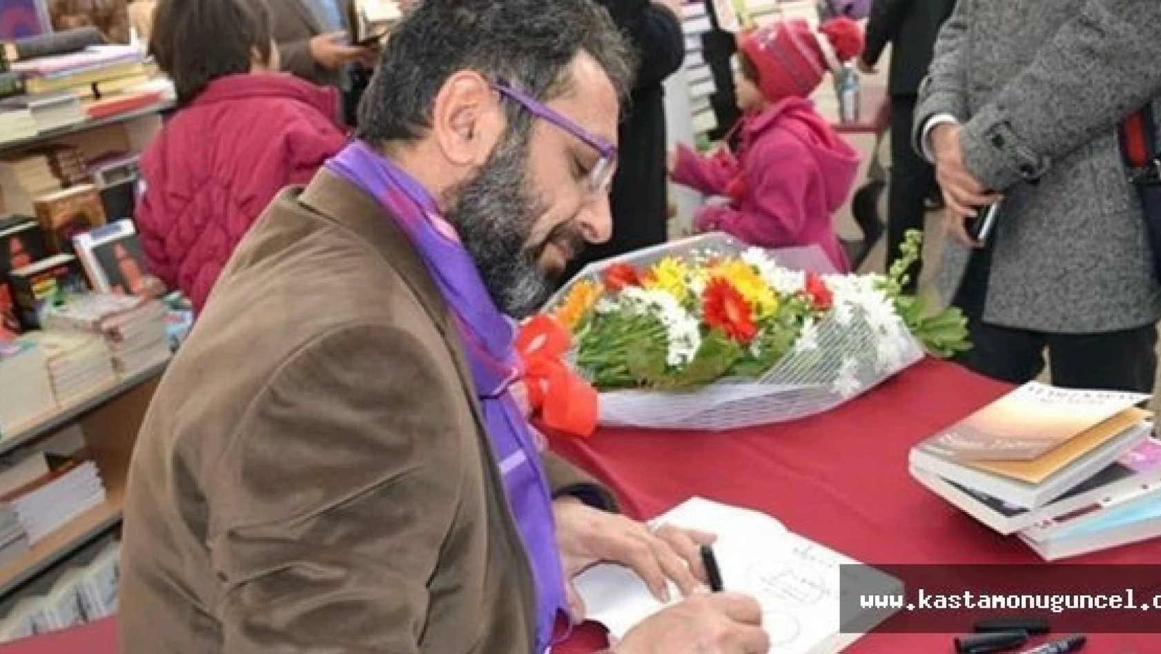 Yazar Sinan Yağmur, Kitaplarını İmzaladı