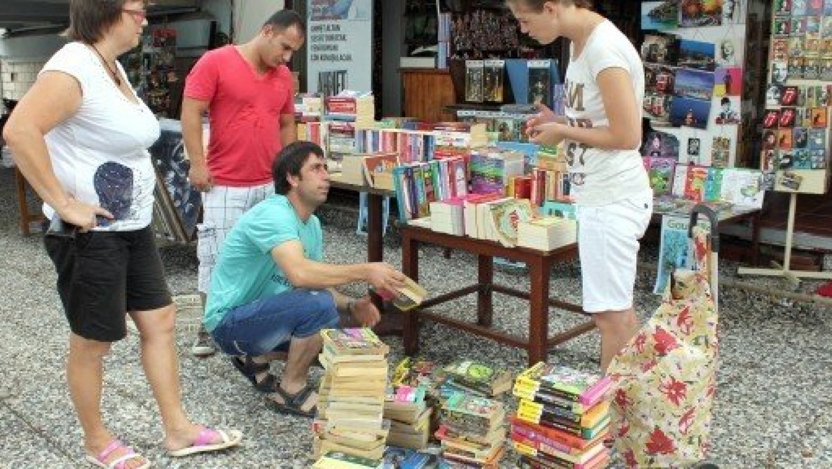 Yerleşik Ruslar, okudukları kitapları hediye ederek mutlu oluyor