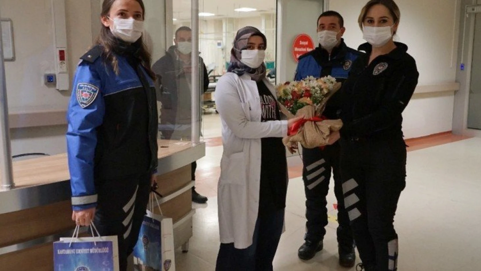 Nöbet tutan polis ekipleri, sağlık çalışanlarına çiçek verdi