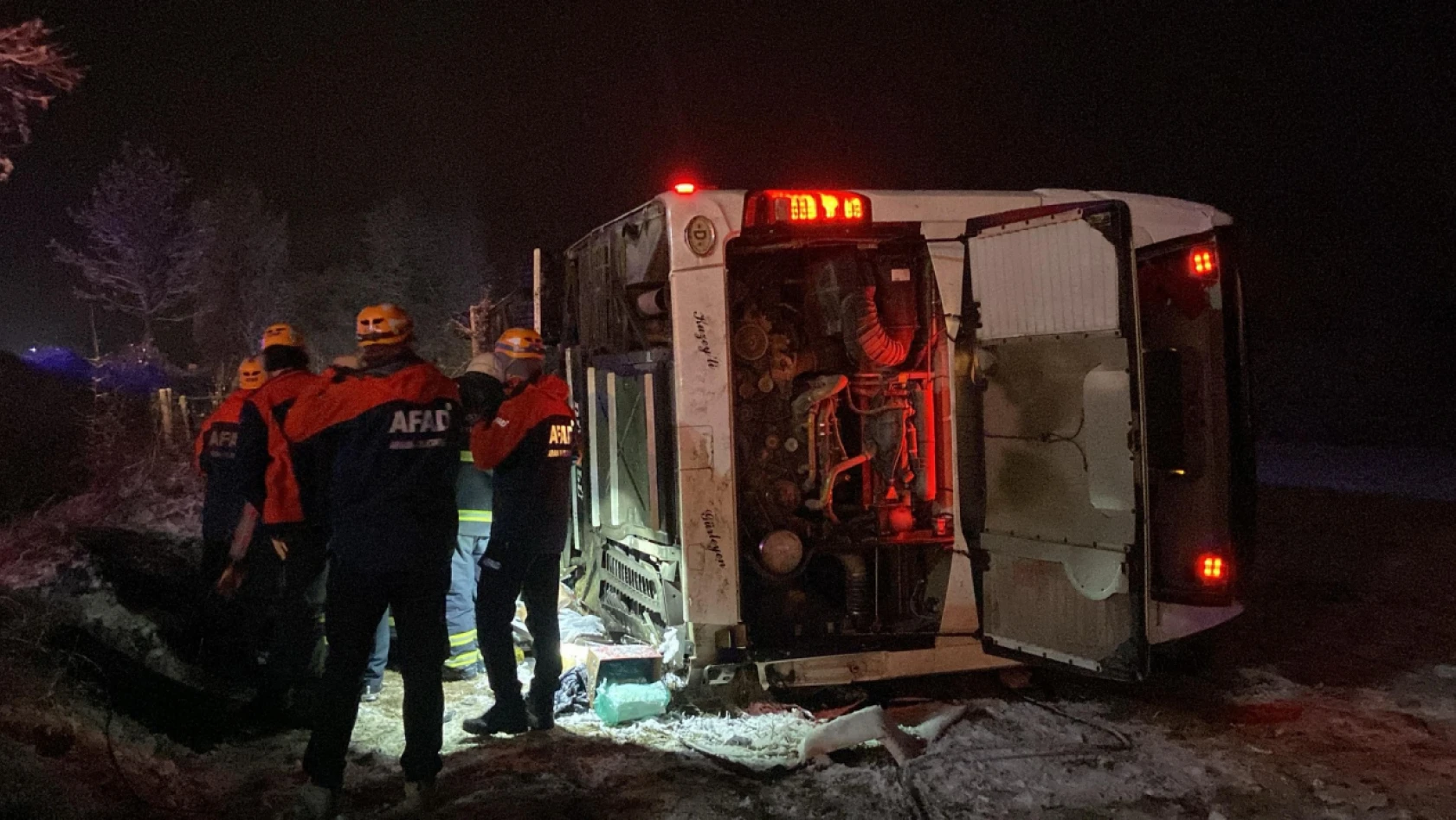 Yolcu otobüsü devrildi! 4 ölü