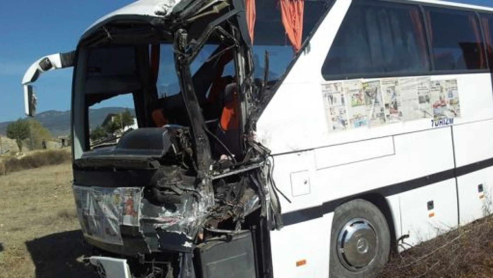 Yolcu Otobüsü Tarlaya Devrildi: 1 Ölü, 3 Yaralı