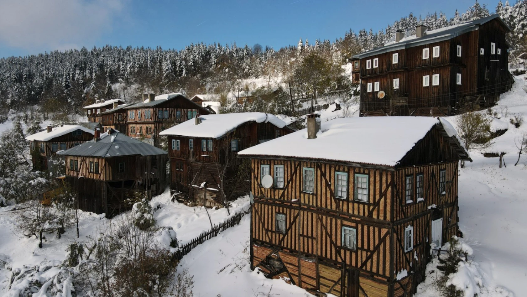 Yöresel evler ve ormanlarla bütünleşen kar