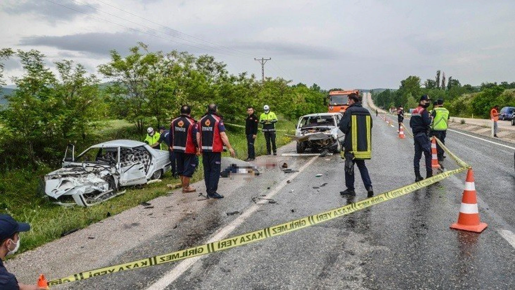 İki otomobil kafa kafaya çarpıştı: 2 ölü, 1 yaralı