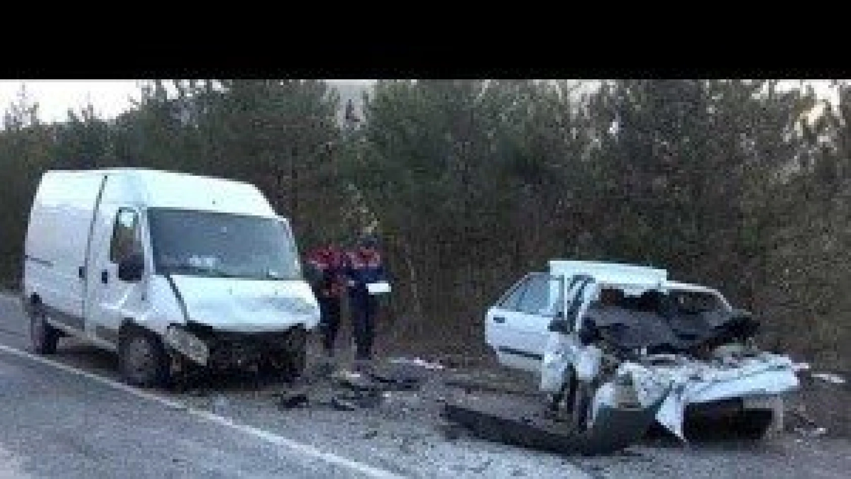 Kastamonu'da minibüs ile otomobil çarpıştı: 1 ölü, 6 yaralı