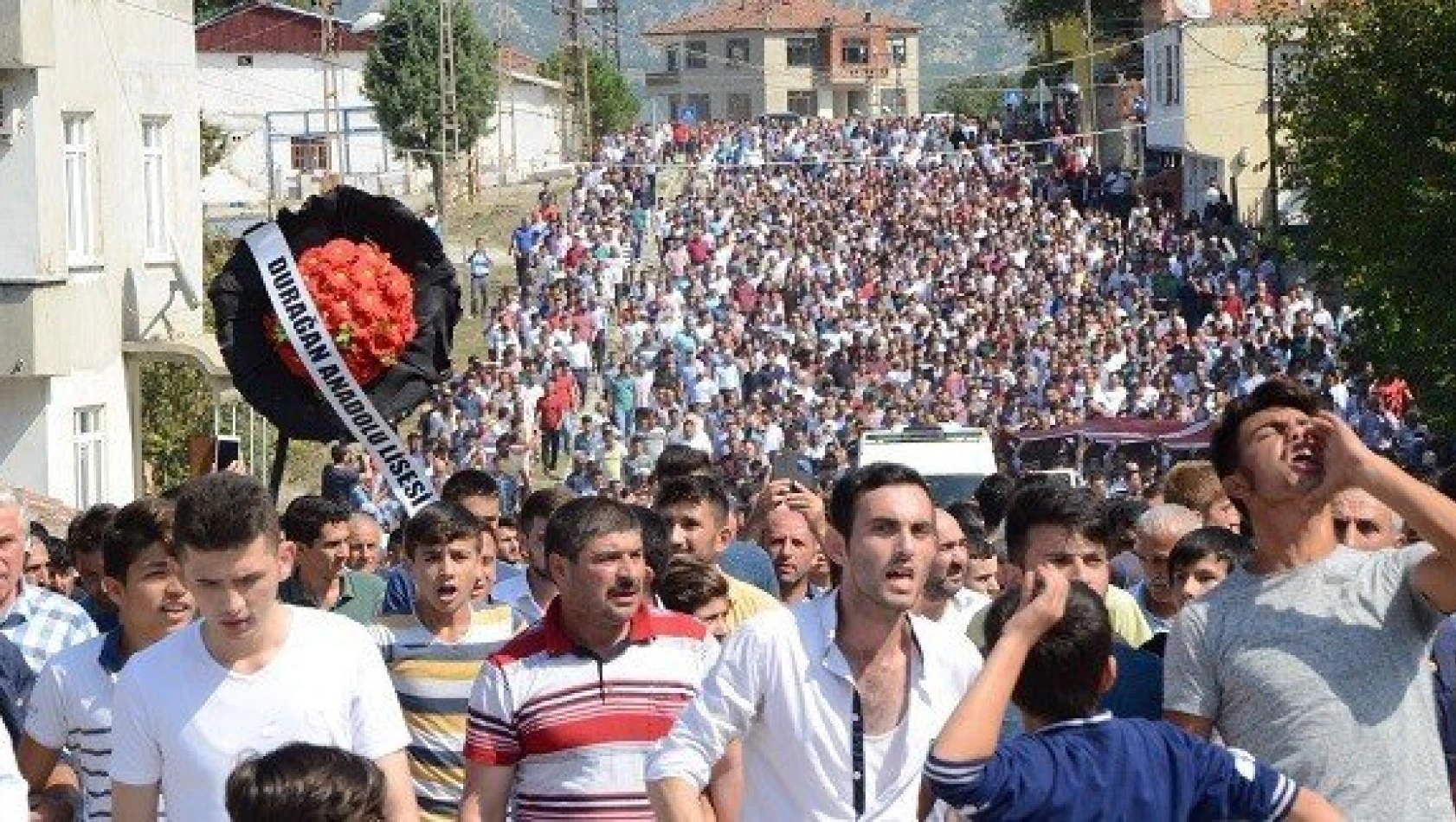 Cenazede birbirlerine girdiler, 300 kişi hastanelik oldu