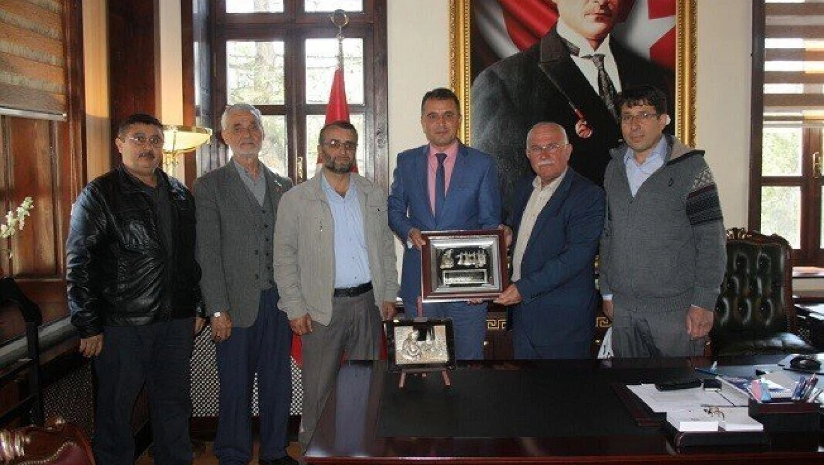 Şehit ailelerinden Kaymakam Yüksel ve Başkan Arslan'a ziyaret
