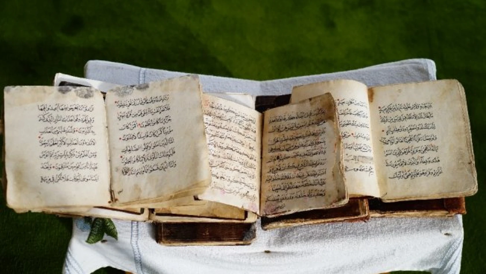700 yıllık el yazması Kur'an-ı Kerim'ler, büyük ilgi görüyor