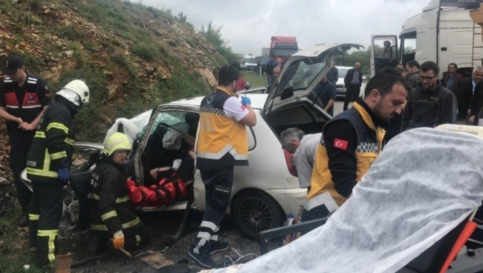 Otomobilde sıkışan sürücü güçlükle çıkartıldı