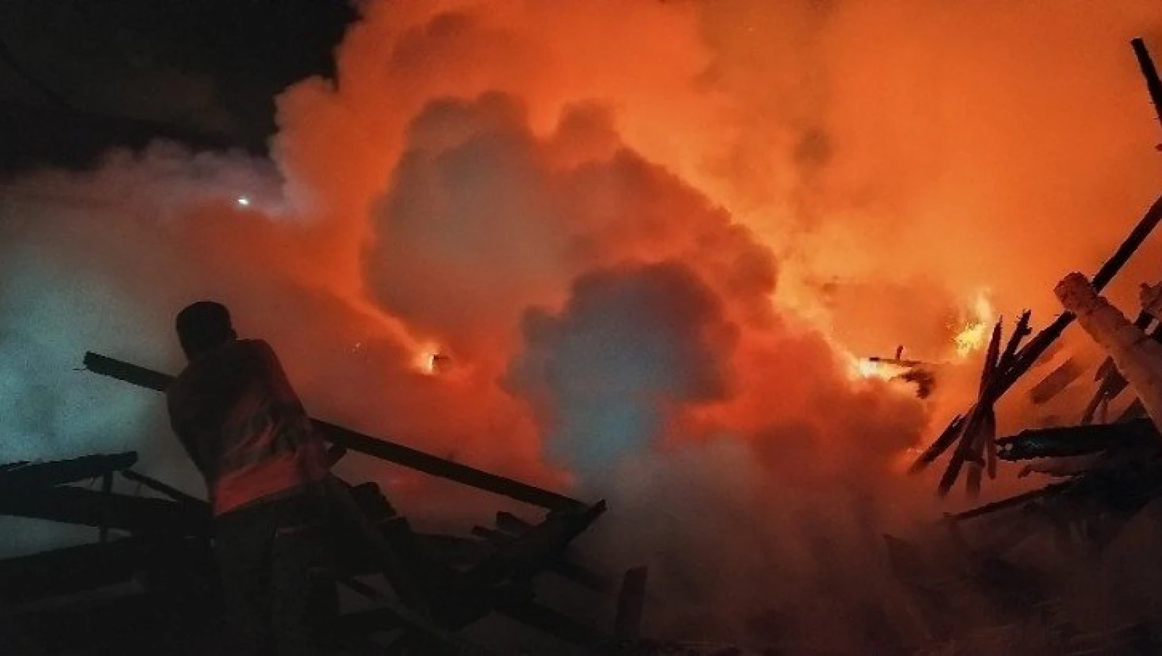 21 yıl önce yanan kereste fabrikası yine alevlere teslim oldu
