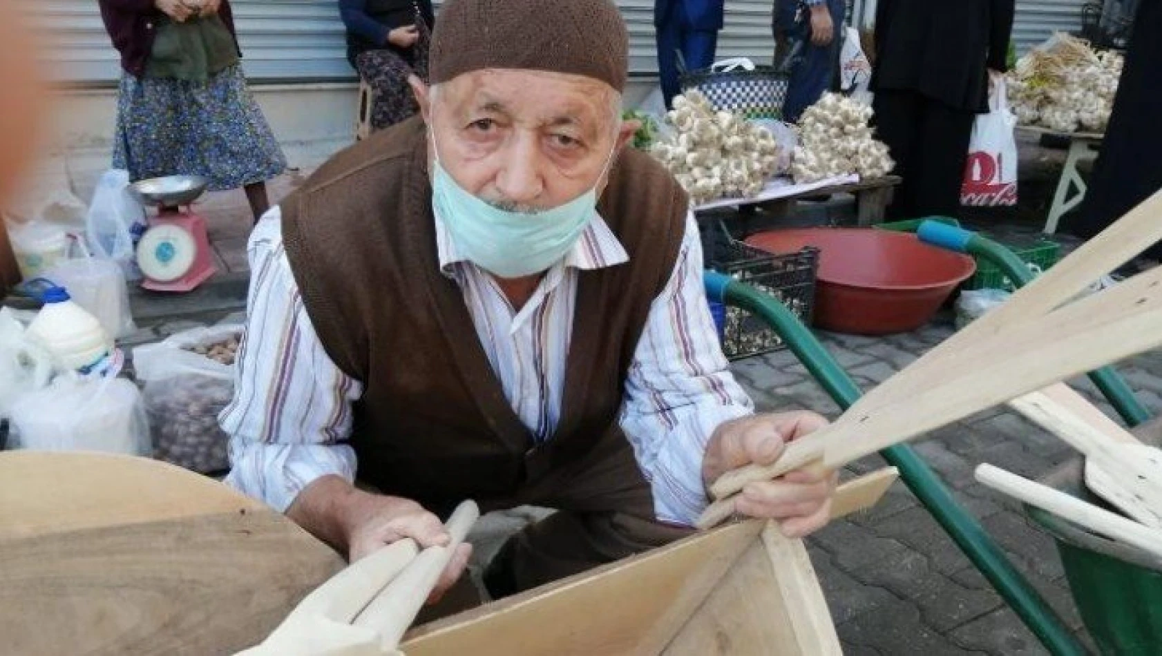 88 yaşında tahtadan yaptığı kaşıkları satarak ailesini geçindiriyor