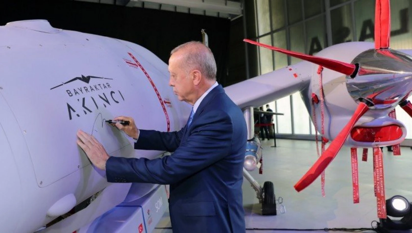 Erdoğan, Akıncı TİHA'ya ilk imzayı attı