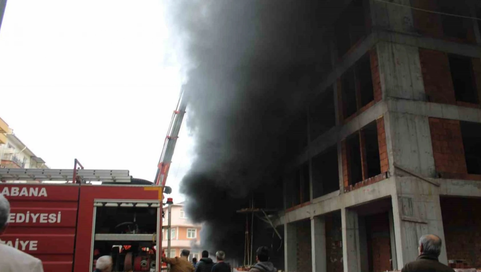 İnşaat halindeki binada korkutan yangın