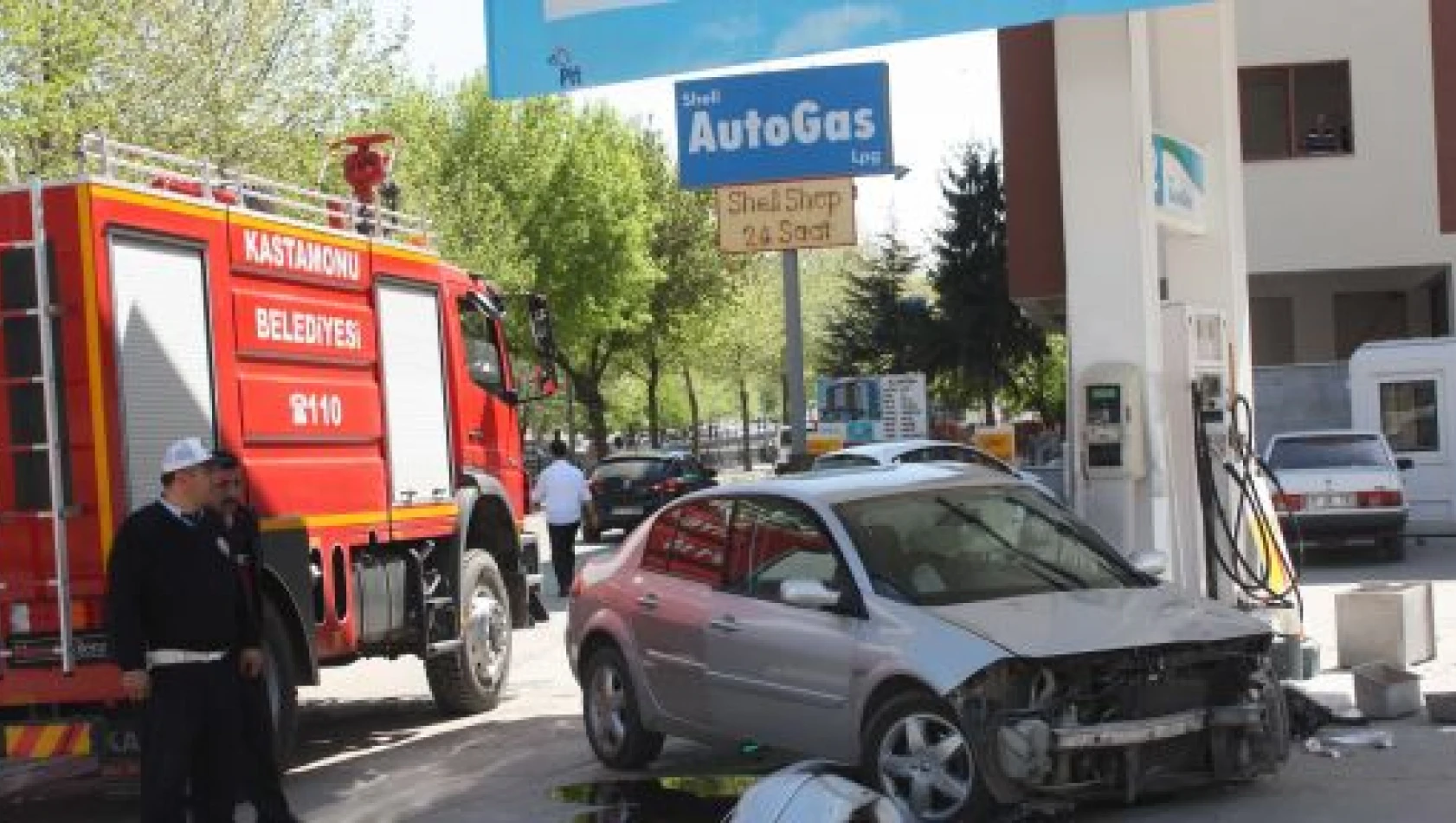 Kastamonu'da otomobil benzinliğe daldı: 1 yaralı