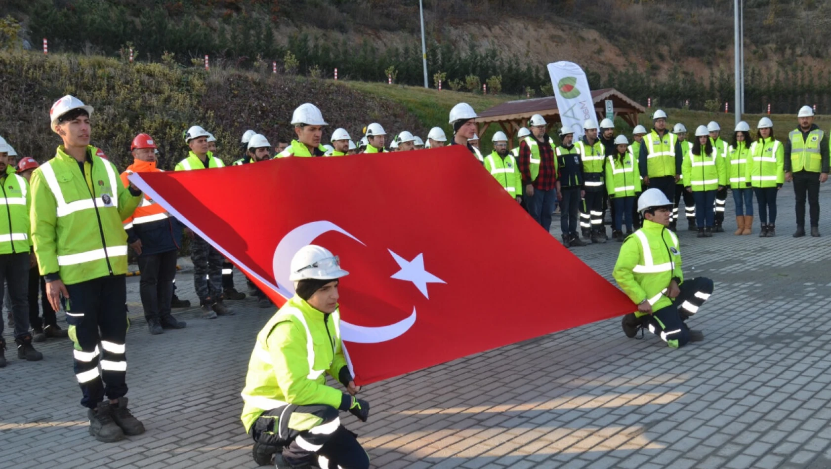Maden işçileri Atatürk'ü andı