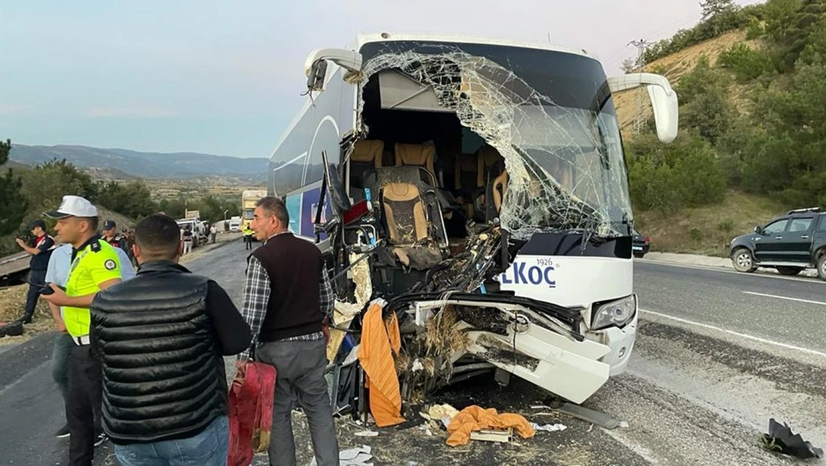 Otobüs ile traktör çarpıştı: 1 ölü, 9 yaralı