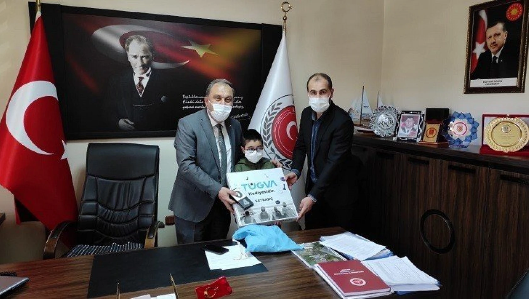 Satranç Türkiye birincisi Sezer'e ödülünü İGM başkanı verdi