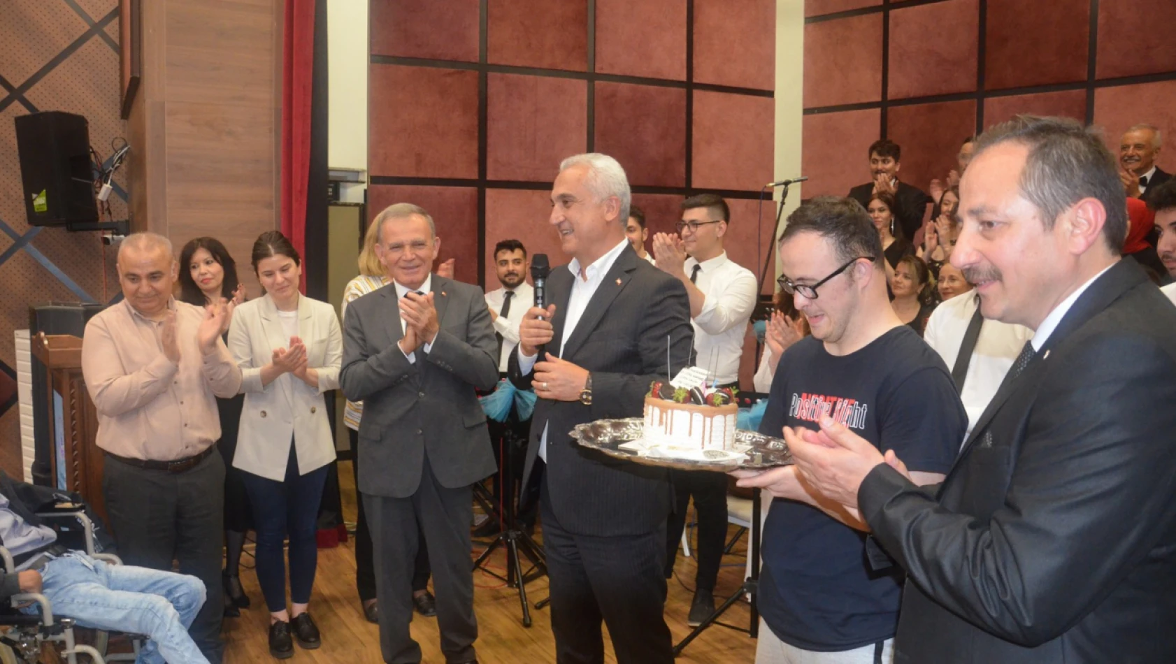 Vali Çakır'a doğum günü sürprizi