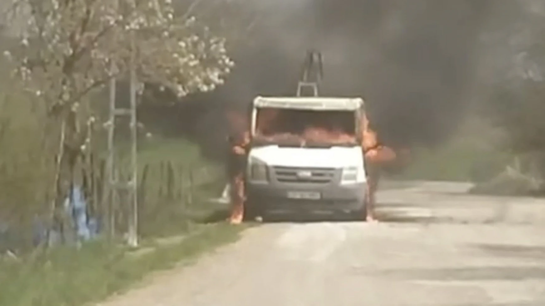 Park halindeki kamyonet alev alev yandı