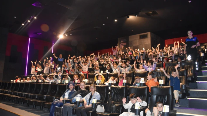 450 öğrenci sinemada eğlendi