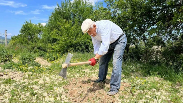 80 yaşında! Gençlere taş çıkartıyor