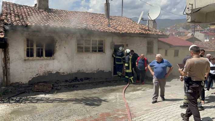 Boş evde çıkan yangın paniğe sebep oldu