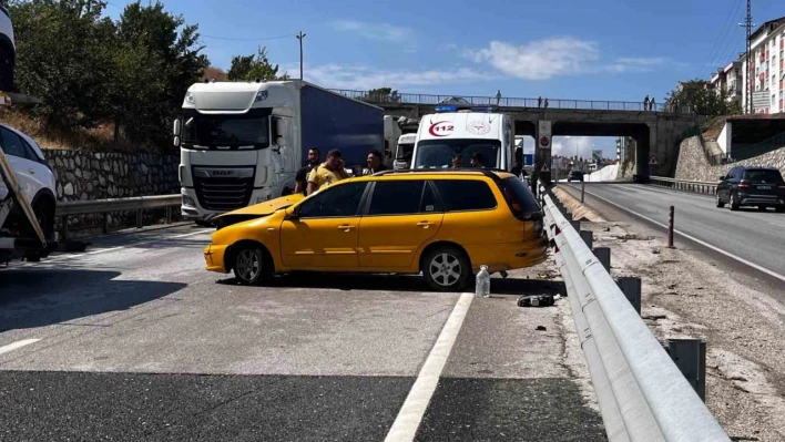 D100'de makaslayan tır kazaya sebep oldu: 1 yaralı