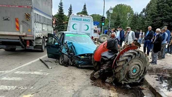 Feci kaza! Traktör ikiye bölündü: 3 yaralı