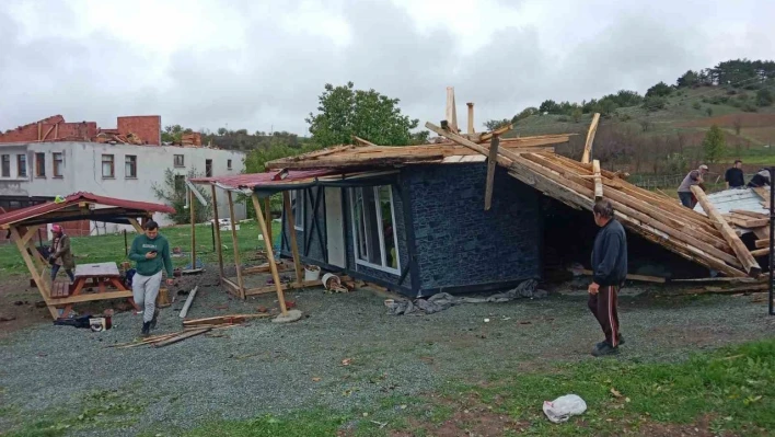 Uçan çatı başka bir evin üzerine düştü