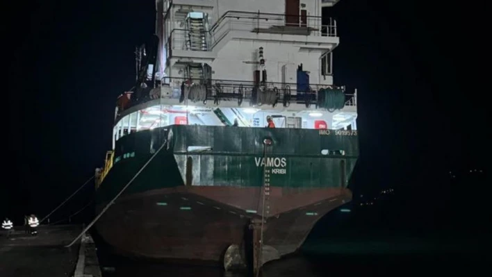 İnebolu'da karaya oturan gemi kurtarıldı
