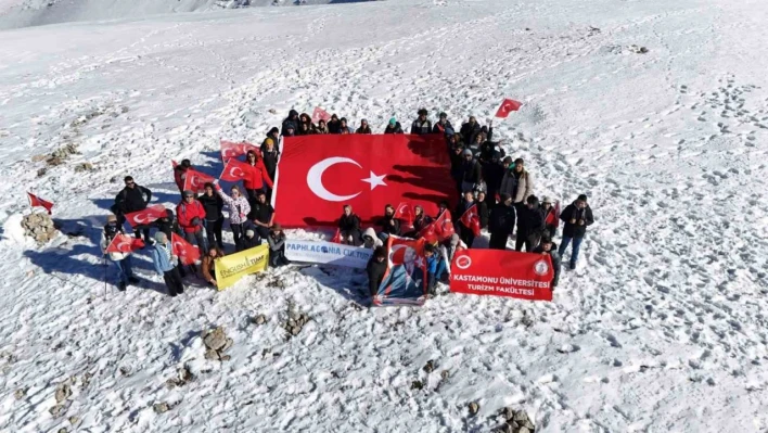 Dağın zirvesinde İstiklal Marşı'nı okudular