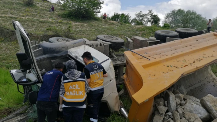 Kamyon kazası! Sürücü kurtarıldı