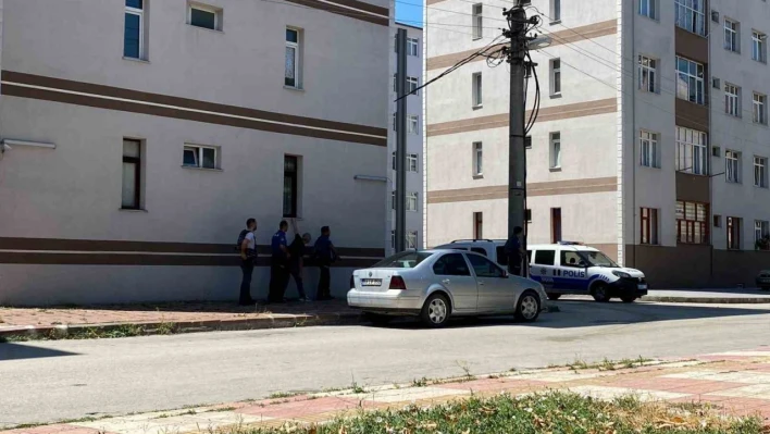 Dehşet saçan silahlı saldırgan 2 polisi yaraladı!